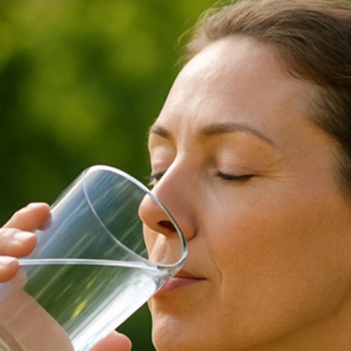 TENA alerta para a importância da hidratação no controle da incontinência urinária no verão